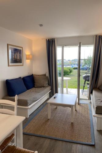 un salon avec un canapé et une table dans l'établissement Appartement A22, à Arzon