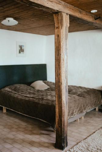 two twin beds in a room with at Östra Nyrups Lantliv in Höör