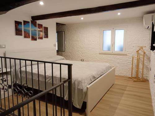 una camera da letto con un letto e una scala di IGIEA APARTMENT a Palermo