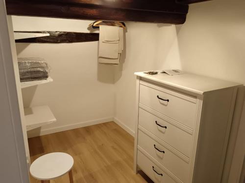 una camera con cassettiera bianca e mensola di IGIEA APARTMENT a Palermo