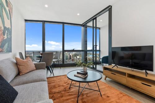 Télévision ou salle de divertissement dans l'établissement 1 Bedroom with breathtaking Port Phillip Bay views