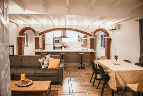 een woonkamer met een bank en een tafel bij Casita Montoya in Alhaurín de la Torre