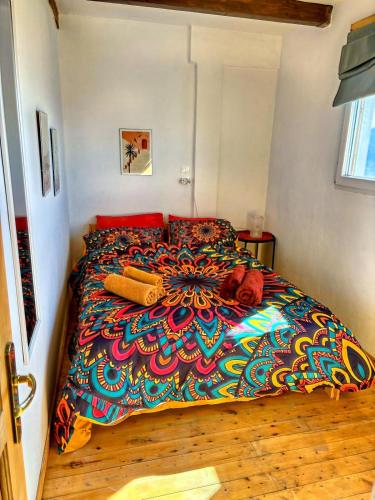 a bed with a colorful comforter in a bedroom at Great Escape Olympia in Olympia