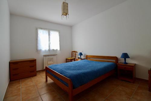 - une chambre avec un lit, deux commodes et une fenêtre dans l'établissement Villa climatisée - 5 chambres - Piscine privée, à Châteauneuf-le-Rouge