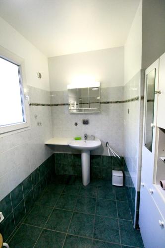 une salle de bain avec un lavabo et un miroir dans l'établissement Villa climatisée - 5 chambres - Piscine privée, à Châteauneuf-le-Rouge