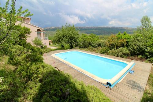 une vue aérienne d'une piscine sur une terrasse en bois dans l'établissement Villa climatisée - 5 chambres - Piscine privée, à Châteauneuf-le-Rouge