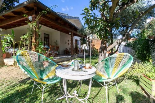 - une table et des chaises dans la cour d'une maison dans l'établissement Villa Carol Appartamento e B&B, à Tollo