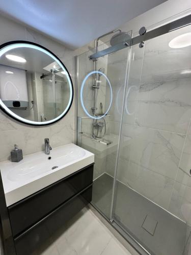 une salle de bain avec un lavabo et une douche dans l'établissement T2 Duplex climatisé et rénové avec terrasses - Hyères Port, à Hyères
