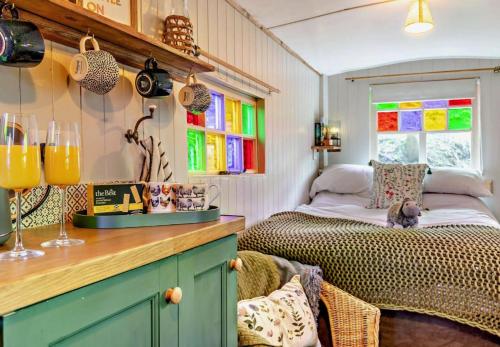 um quarto com uma cama e uma janela num quarto em Hartington Hideaway em Hartington