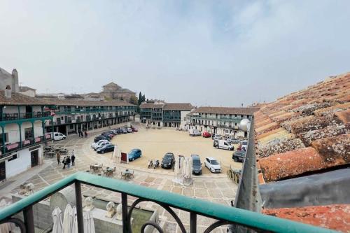uma vista de um parque de estacionamento com carros estacionados em APT 6 Biembe em Chinchón