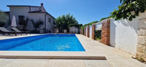 una piscina frente a una casa en Villa Mimosa en Novigrad Istria