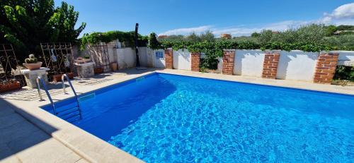 einen Pool mit blauem Wasser im Hof in der Unterkunft Villa Mimosa in Novigrad Istria