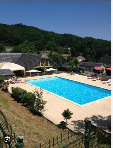 - une vue sur la grande piscine dans l'établissement En toute quiétude, à Lissac-sur-Couze