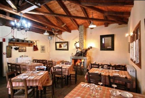 restauracja ze stołami i krzesłami w pokoju w obiekcie Koustenis Village w mieście Dimitsana