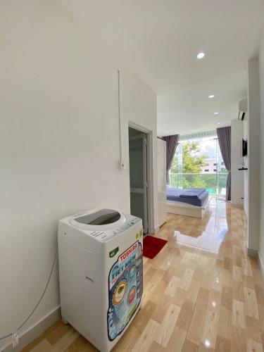 een wasmachine in een woonkamer met een vloer bij Happy House French in Ho Chi Minh-stad