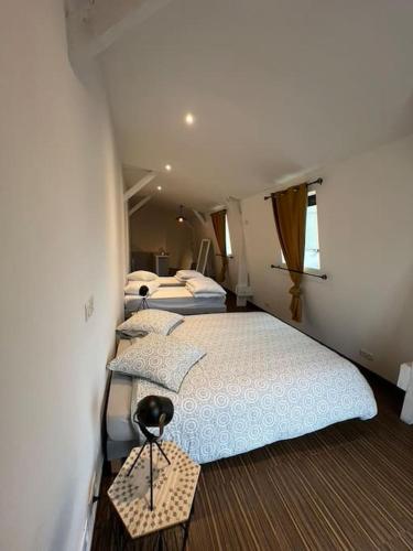 une chambre avec deux lits dans une pièce dans l'établissement Grand duplex de 80m2, à Aleçon