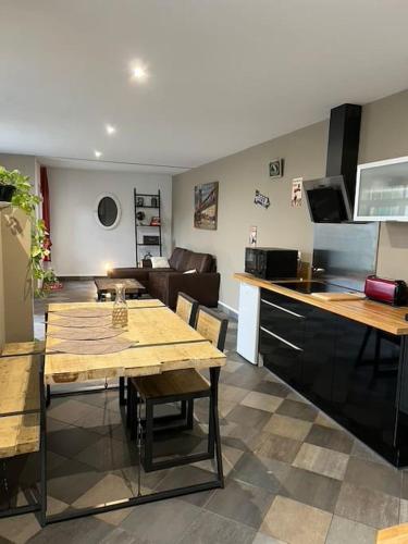 une cuisine avec une table et une salle à manger dans l'établissement Grand duplex de 80m2, à Aleçon