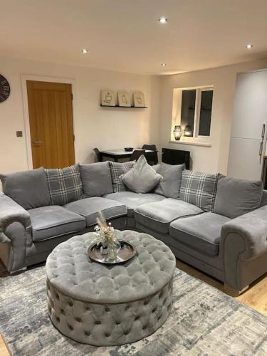sala de estar con sofá y mesa de centro en Luxurious 3-Bed Penthouse en Handsworth