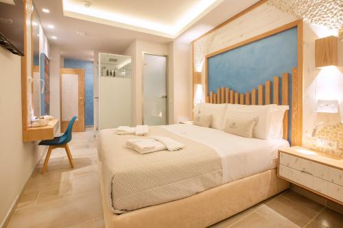 een slaapkamer met een groot bed en een stoel bij Mariet Athens Boutique Spa in Athene
