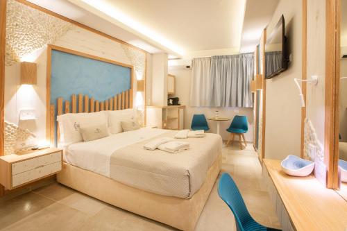 1 Schlafzimmer mit einem großen Bett und einem Badezimmer in der Unterkunft Mariet Athens Boutique Spa in Athen