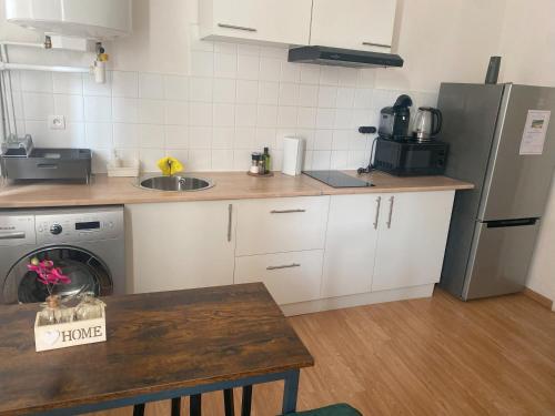 une cuisine avec un évier et un réfrigérateur dans l'établissement LE BELFORT 2 Studio lunimeux Quartier les halles, à Narbonne