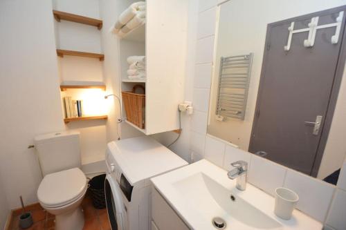 une salle de bain avec toilettes, lavabo et miroir dans l'établissement Nest in Arles, à Arles