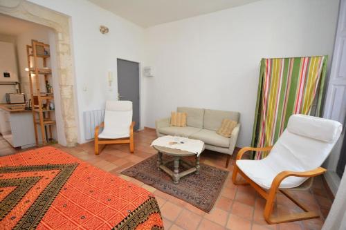 un salon avec un canapé, des chaises et une table dans l'établissement Nest in Arles, à Arles
