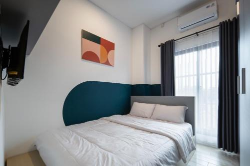 a bedroom with a bed and a window at Cove Casagio in Jakarta