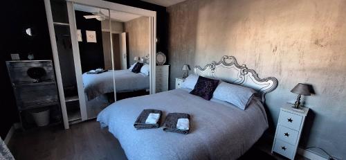 Un dormitorio con una cama con dos celulares. en The Dream Holiday Room, en Belicena