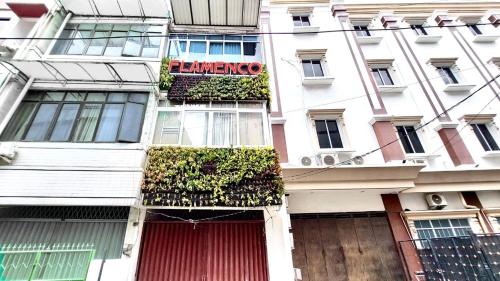 ein Gebäude mit nebenstehenden Pflanzen in der Unterkunft FLAMENCO URBAN STAY in Jakarta