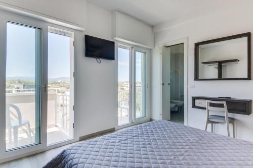 TV a/nebo společenská místnost v ubytování MARITTIMO Riccione - Hotel Clipper FRONTE MARE