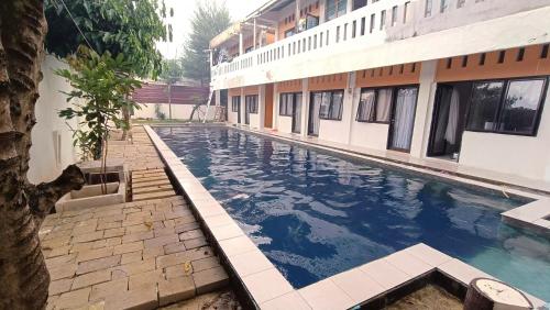 a large swimming pool next to a building at Kost Salsabila Cisauk in Kedemangan-wetan