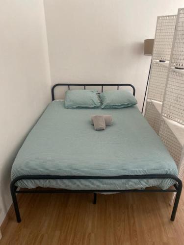 un lit avec deux oreillers dessus dans une chambre dans l'établissement LE BELFORT 2 Studio lunimeux Quartier les halles, à Narbonne