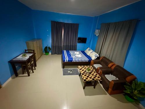 een woonkamer met een bank en een tafel bij Rozay Travellers Inn in Kabankalan