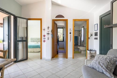 ein Wohnzimmer mit einer Tür zum Bad in der Unterkunft Cara House Vista Mare in Àrbatax