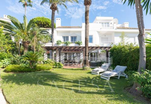 uma vista para a casa a partir do jardim em Jardines de las Golondrinas em Marbella