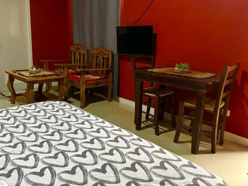 een woonkamer met een tafel en stoelen en een eetkamer bij Rozay Travellers Inn in Kabankalan