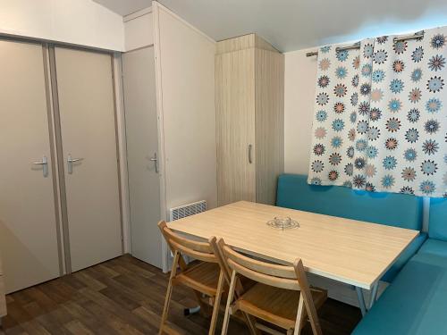 a small room with a table and chairs at Les Mobilhomes d'Edit - Pour 2 à 12 personnes in Boofzheim