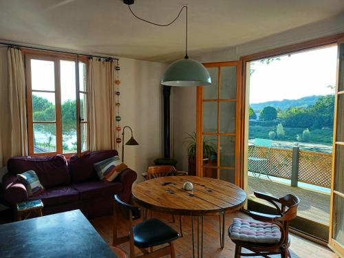 - un salon avec une table et un canapé dans l'établissement The Riverview Loft, à Sainte-Foy-la-Grande
