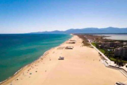 an aerial view of a beach and the ocean at Coquet appartement in Canet-en-Roussillon