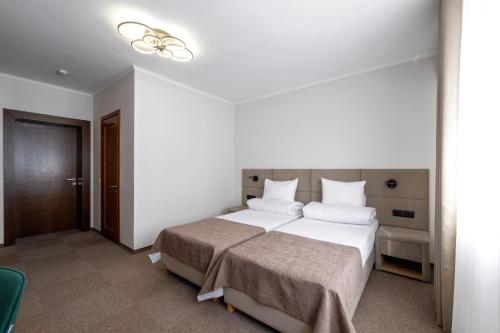 Una cama o camas en una habitación de Stanislaviv