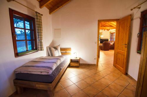um quarto com uma cama num quarto em Das Ferienhaus Mondschein im Land der tausend Berge - Erholung Pur in idyllischer Alleinlage em Lennestadt