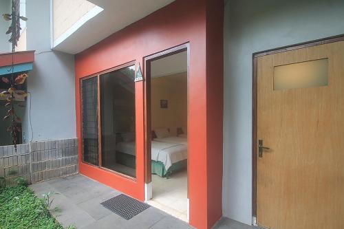 a room with a room with a bed and a door at Hotel Villa Rawa Pening Pratama by Aparian in Bandungan