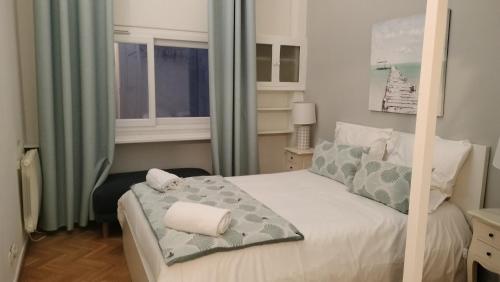 Appartement avec belle vue sur la place du Martroi في أورليان: غرفة نوم عليها سرير وفوط