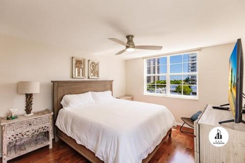 a bedroom with a bed and a ceiling fan at Uhost AI - 3BR Condo - Stunning Water Views in Miami