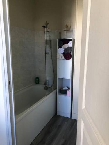 une salle de bain avec baignoire et douche dans l'établissement logez au cœur de la route des grands crus, à Vougeot