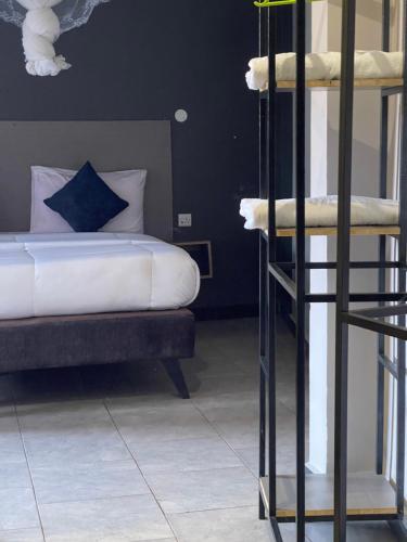 Cama o camas de una habitación en Ashleys Hotel