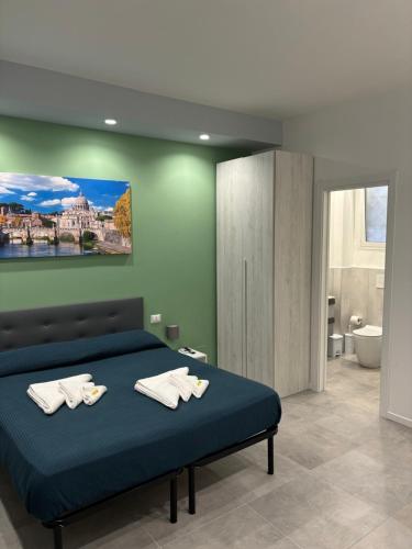 1 dormitorio con 1 cama con toallas en Casa Marel, en Lido di Ostia