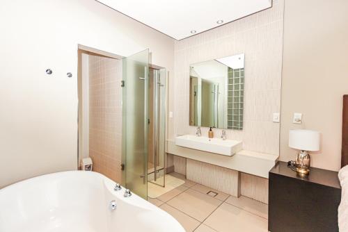 Et badeværelse på Old House Lane Melrose Boulevard