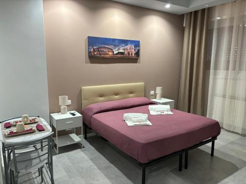1 Schlafzimmer mit 2 Betten und lila Bettwäsche in der Unterkunft Casa Marel in Lido di Ostia